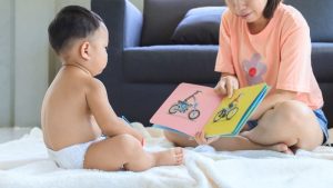 Cha mẹ đồng hành cùng con học đọc thông qua bộ flashcard màu sắc