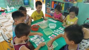 Trẻ mầm non hào hứng tham gia giờ học nhận biết mặt chữ và tập đọc